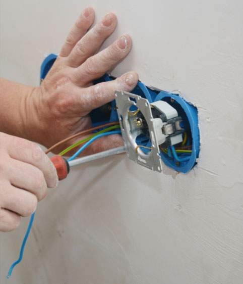 Instalación de Enchufes e Interruptores